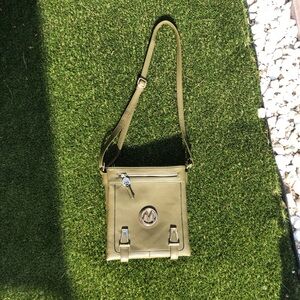 Mia K Farrow Crossbody Bag